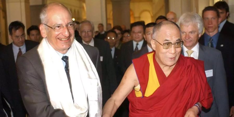 Bundesrat Pascal Couchepin und der Dalai Lama schütteln sich die Hände nach einem Treffen in Zürich 2005. Zwar haben Bundesräte den Dalai Lama getroffen, offiziell Empfangen wurde das religiöse Oberhaupt von der Schweizer Regierung noch nie.