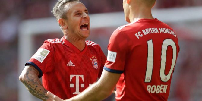 Rafinha (l.) jubelt mit Arjen Robben über einen Treffer.