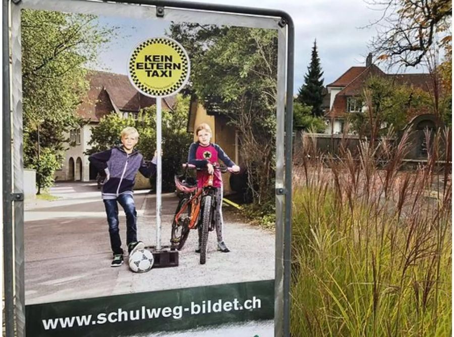 Das Plakat, welches für die Kampagne «Kein Elterntaxi» entworfen wurde.