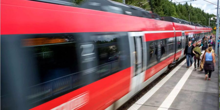 Ein Regionalzug fährt in den Bahnhof.