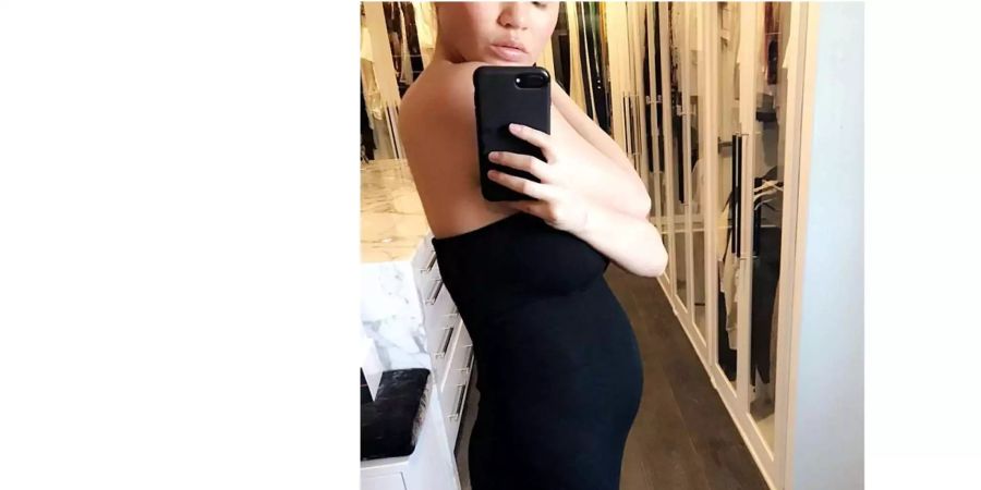 Jöööö. Babybauch-Alarm bei Chrissy Teigen.