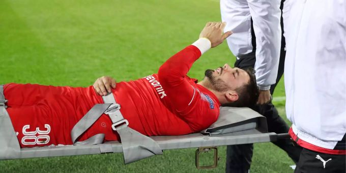 Bürki wird in der Schlusspahse des Spiels mit der Bahre vom Feld getragen. Bürki wird in der Schlusspahse des Spiels mit der Bahre vom Feld getragen.