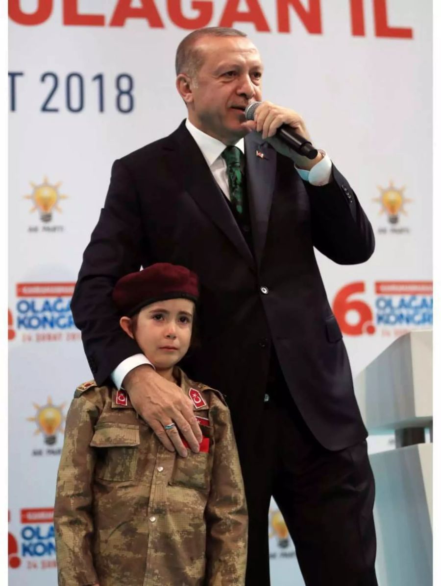 «Soldaten weinen nicht», hat der türkische Staatspräsident Recep Tayyip Erdogan zu einem Mädchen in Uniform gesagt.