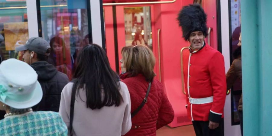 Normalerweise steht der Gardist vor dem Buckingham Palast, aber jetzt hilft er den Genfern beim korrekten Einsteigen ins Tram.