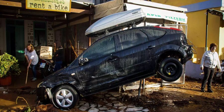 Sogar ganze Autos wurden von den Fluten weggeschwemmt.