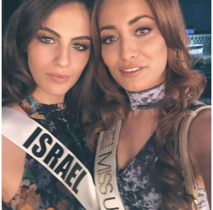 Miss Iraks (Sahra Idan, r), Weltfrieden-Foto: «Peace and Love» Miss Iraks (Sahra Idan, r), Weltfrieden-Foto: «Peace and Love»