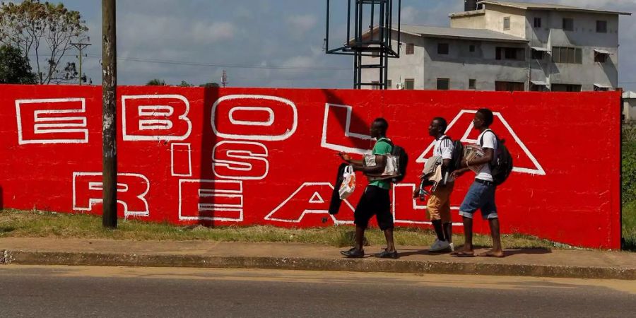 Gelder des Roten Kreuzes wurden während der Ebola-Epidemie veruntreut. (Bild: Ebola-Warnung in der liberischen Hauptstadt Monrovia)