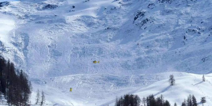 In Tirol herrscht derzeit eine hohe Lawinengefahr (Symbol). tirol