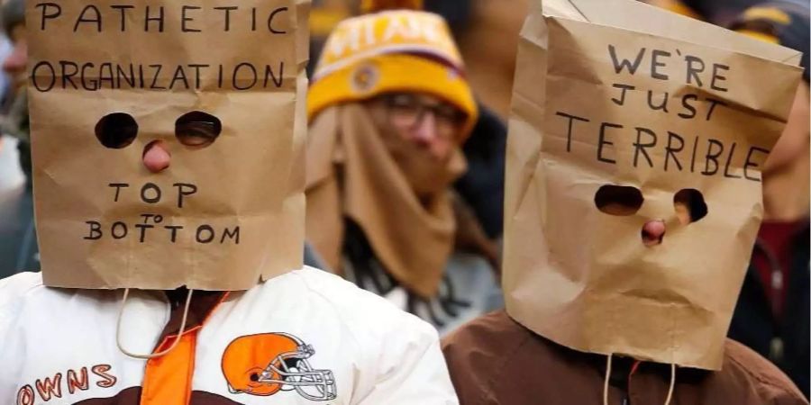 Unzufriedene Browns-Fans äussern ihren Frust mit Papiersäcken über den Köpfen.