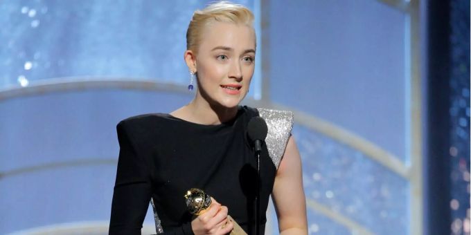 Saoirse Ronan wird als beste Schauspielerin geehrt. Saoirse Ronan wird als beste Schauspielerin geehrt.
