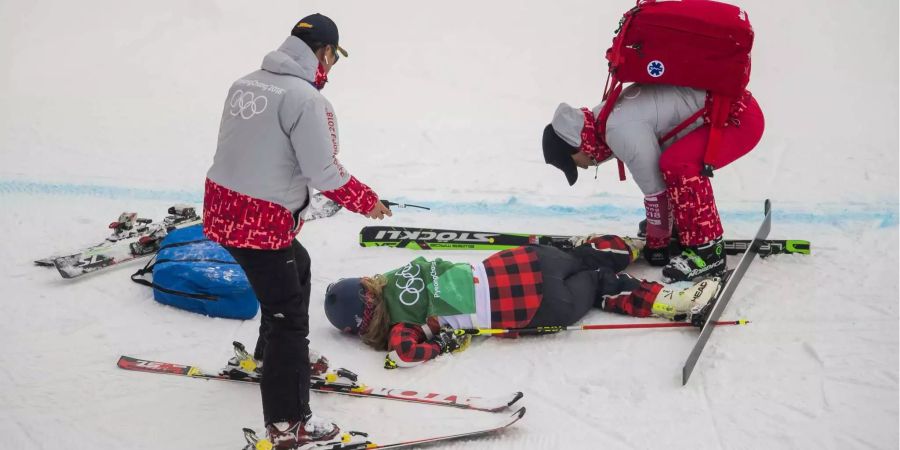 Die Kanadierin India Sherret nach ihrem schweren Sturz beim Skicross.