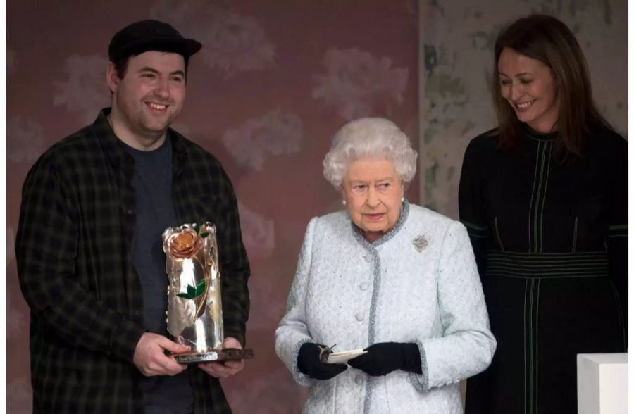 Queen Elizabeth II übergibt dem Modedesigner Richard Quinn den Elizabeth Fasion Award.