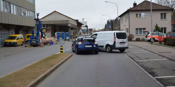 Herisau - Auto kracht in Lieferwagen