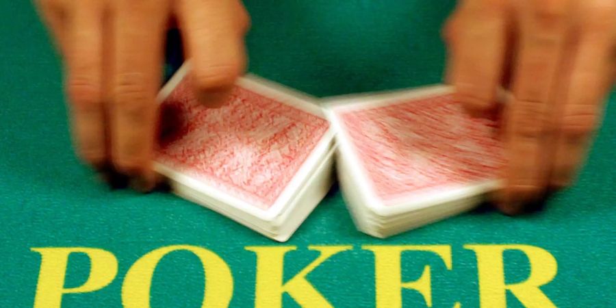 Das Gesetz sieht vor, dass Schweizer Casinos künftig Geldspiele im Internet anbieten dürfen, illegale ausländische Online-Casinos aber gesperrt werden. Weil dafür Netzsperren nötig wären, ergriffen Jungparteien das Referendum. Bundesrat, Parlament und Kantone sprachen sich hingegen für das Gesetz aus.