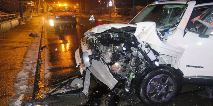 Die 62-Jährige prallte mit dem Auto in ein Schutzgitter. Die 62-Jährige prallte mit dem Auto in ein Schutzgitter.