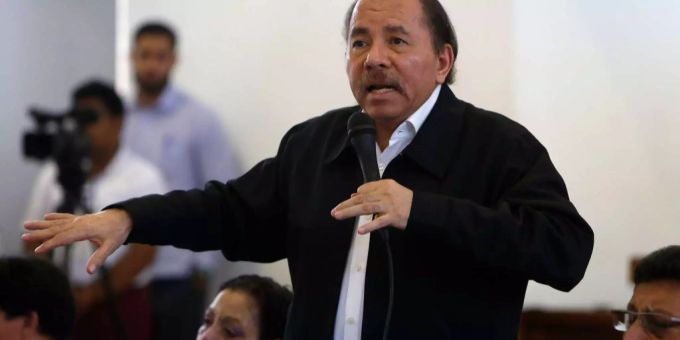 Der Unmut der Demonstranten richtet sich inzwischen aber auch generell gegen den autoritären Regierungsstil Ortegas und seiner Ehefrau, Vizepräsidentin Rosario Murillo. Der 72-jährige Politiker der Nationalen Sandinistischen Befreiungsfront (FSLN) und ehemalige Guerillakämpfer regiert Nicaragua seit elf Jahren. Der Unmut der Demonstranten richtet sich inzwischen aber auch generell gegen den autoritären Regierungsstil Ortegas und seiner Ehefrau, Vizepräsidentin Rosario Murillo. Der 72-jährige Politiker der Nationalen Sandinistischen Befreiungsfront (FSLN) und ehemalige Guerillakämpfer regiert Nicaragua seit elf Jahren.
