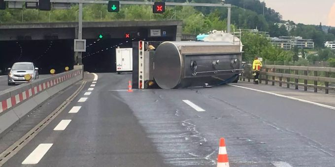 Horw LU - Milchtransporter kippt auf Autobahn um