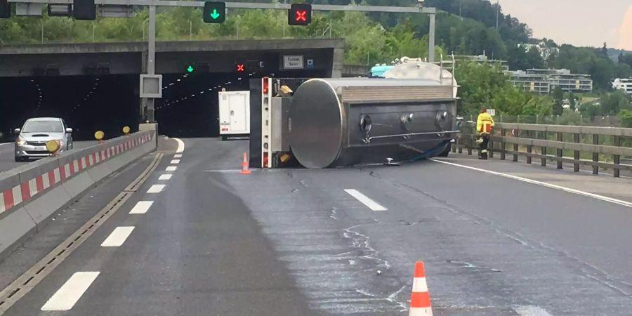 Milchtransporter kippte auf der Autobahn.