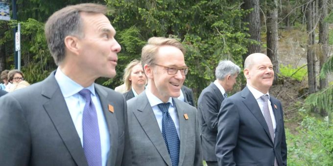 Kanadas Finanzminister Bill Morneau, Bundesbankchef Jens Weidmann und der deutsche Vizekanzler Olaf Scholz bei einem Spaziergang am Rande des G7-Treffens. Kanadas Finanzminister Bill Morneau, Bundesbankchef Jens Weidmann und der deutsche Vizekanzler Olaf Scholz bei einem Spaziergang am Rande des G7-Treffens.