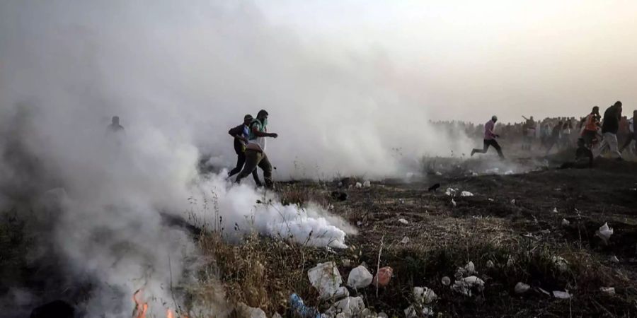 Im Süden des Gazastreifens sind drei palästinensische Kämpfer bei einem Angriff Israels gestorben.