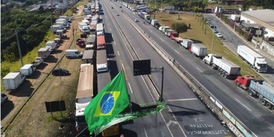 Mehr als 500 Strassen wurden durch die protestierenden Truckers gesperrt.