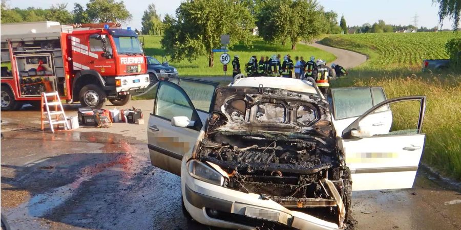 Auch mit dem Handfeuerlöscher vermochte es der Fahrer nicht mehr, die Flammen am Wagen einzudämmen.