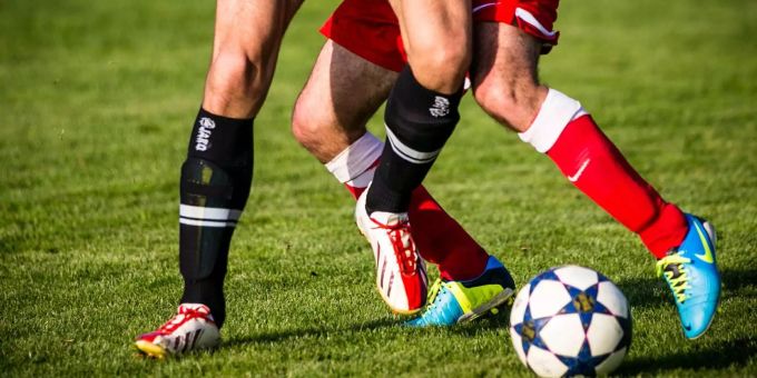 Es gilt ernst auf dem Rasen - ab Samstag, 15.08.20 startet der FC Rupperswil in die neue Saison. Fussball Zweikampf