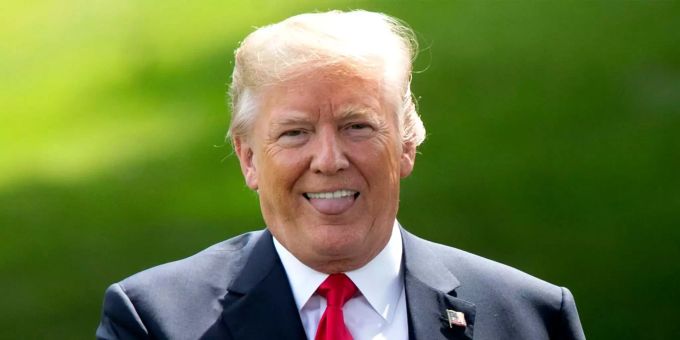 Donald Trump macht seine Drohung war und weitet die Strafzölle auf die EU aus. Donald Trump macht seine Drohung war und weitet die Strafzölle auf die EU aus.