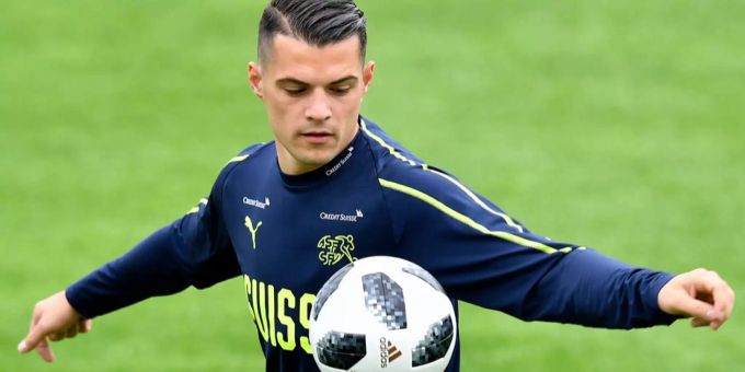 Granit Xhaka ist im Schweizer Nationalteam eine unverzichtbare Schlüsselfigur und zeigt sich irritiert über die Aussagen des SFV-Generalsekretärs. Granit Xhaka ist im Schweizer Nationalteam eine unverzichtbare Schlüsselfigur und zeigt sich irritiert über die Aussagen des SFV-Generalsekretärs.