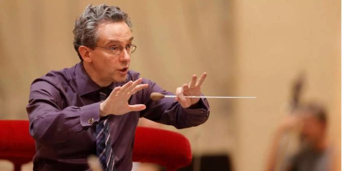 Der renommierte italienische Dirigent Fabio Luisi erhielt den Echo Klassik 2009 gemeinsam mit der Staatskapelle Dresden. Der renommierte italienische Dirigent Fabio Luisi erhielt den Echo Klassik 2009 gemeinsam mit der Staatskapelle Dresden.