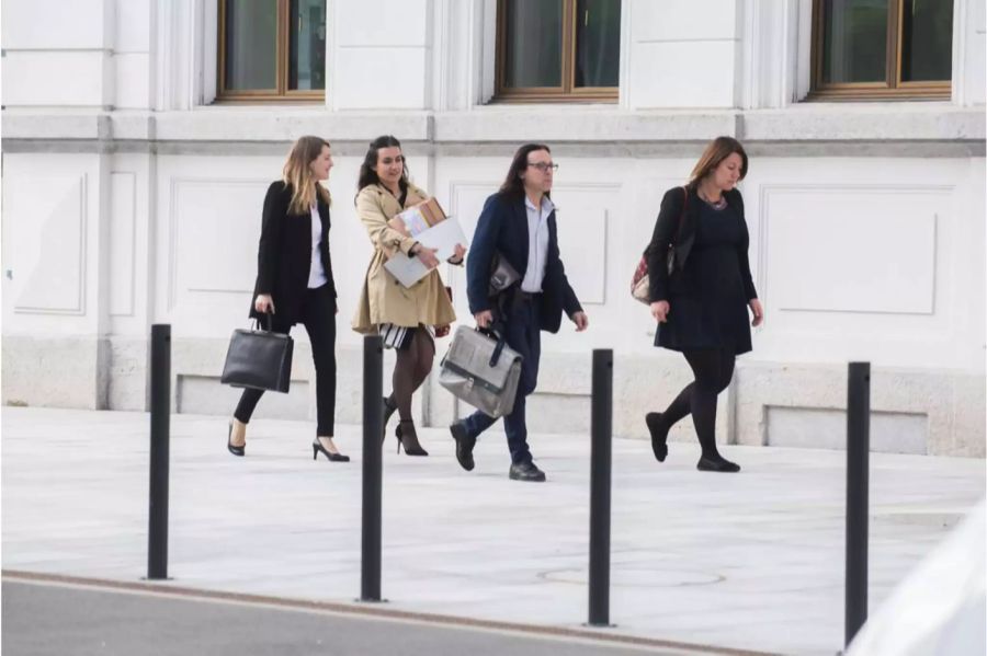 Der Richter Siro Quadri, Mitte, mit seiner Entourage bei der Ankunft zum Prozessauftakt am Donnerstag, 26. April 2018, in Bellinzona.