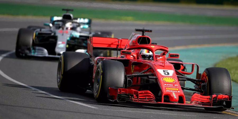 Sebastian Vettel hält den Mercedes von Bottas auf Distanz.