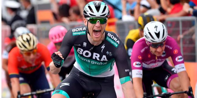 Sam Bennett jubelt nach seinem Etappensieg am Giro. Sam Bennett jubelt nach seinem Etappensieg am Giro.