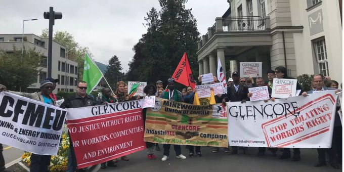 Gegen Glencore in Zug - Minen-Gewerkschafter protestieren