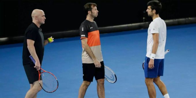 Nach Andre Agassi (links) ist nun auch Radek Stepanek (Mitte) nicht mehr Trainer des Djokers. Nach Andre Agassi (links) ist nun auch Radek Stepanek (Mitte) nicht mehr Trainer des Djokers.