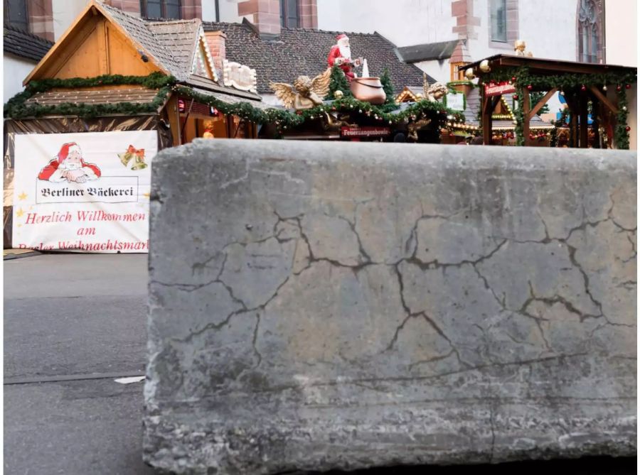 Am Weihnachtsmarkt in Basel wurden die Besucher mit Betonblöcken vor Terroranschlägen geschützt.