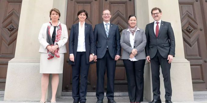 Der Thurgauer Regierungsrat mit Cornelia Komposch, Monika Knill, Walter Schoenholzer, Carmen Haag und Jakob Stark, von links nach rechts, posiert nach den Thurgauer Regierungsratswahlen, in Frauenfeld im Februar 2016 (Archivbild). Der Thurgauer Regierungsrat mit Cornelia Komposch, Monika Knill, Walter Schoenholzer, Carmen Haag und Jakob Stark, von links nach rechts, posiert nach den Thurgauer Regierungsratswahlen, in Frauenfeld im Februar 2016 (Archivbild).