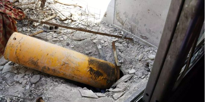 Ein Stahlzylinder liegt auf dem Dach einer Wohnung in Duma. Ein Anwohner berichtete, dass an dem Tag an dem es einen mutmasslichen Giftgasangriff der syrischen Regierung gegeben hat, aus dem Kanister Giftgas ausgetreten war. Ein Stahlzylinder liegt auf dem Dach einer Wohnung in Duma. Ein Anwohner berichtete, dass an dem Tag an dem es einen mutmasslichen Giftgasangriff der syrischen Regierung gegeben hat, aus dem Kanister Giftgas ausgetreten war.