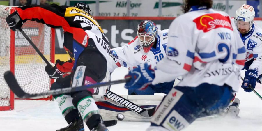 SCB-Stürmer Arcobello bringt den Puck nicht ins Tor der ZSC Lions