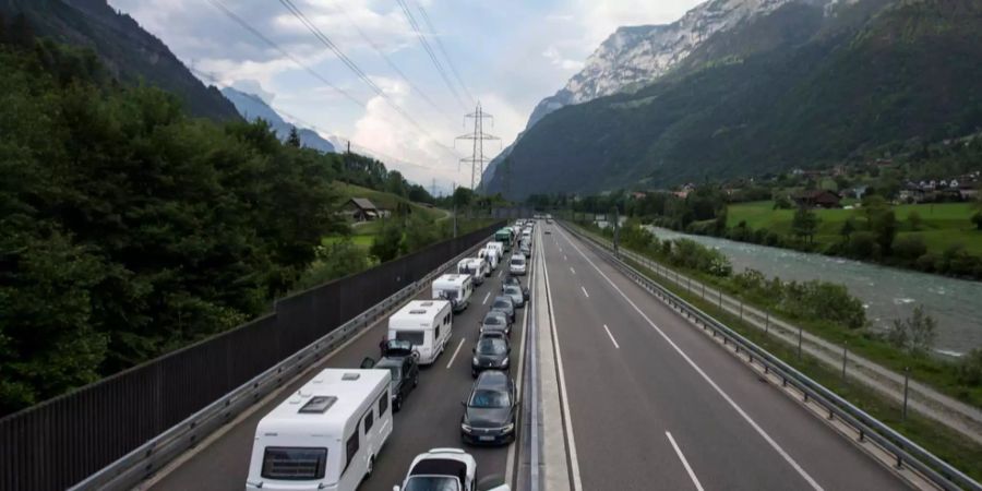 Am Samstagmorgen stauten sich die Autos auf einer Länge von 28 Kilometern.