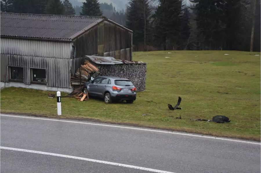 Das Auto kam von der Strasse ab und knallt in eine Scheune.