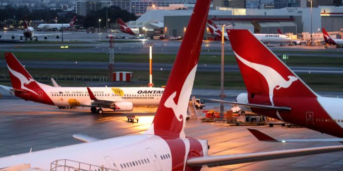 Die australische Polizei hebt einen Drogenring am Flughafen in Melbourne aus. (Symbolbild) Flugzeuge von Quantas am Flughafen in Sydney.