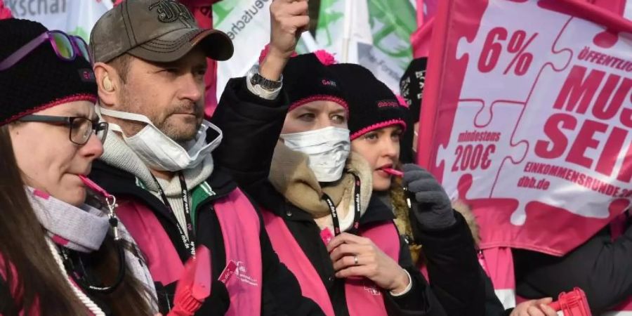 Mitglieder der Gewerkschaft GeNi (Gesundheitsgewerkschaft Niedersachsen) demonstrieren in Potsdam, wo die Tarifverhandlungen im Öffentlichen Dienst der Länder fortgesetzt wurden. Foto: Bernd Settnik