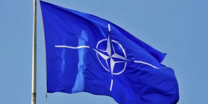 Bündnisflagge vor dem Nato-Hauptquartier in Brüssel Bündnisflagge vor dem Nato-Hauptquartier in Brüssel