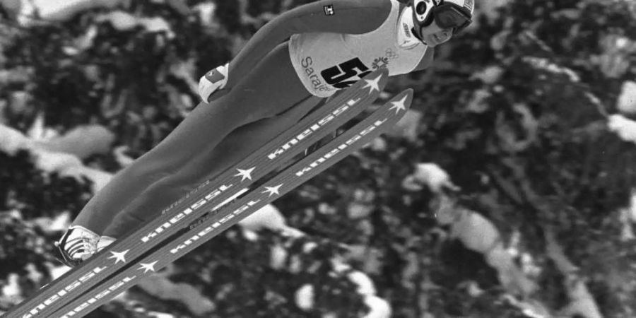 Matti Nykanen beim Sprung von der 90-Meter-Schanze bei den Olympischen Winterspielen von Sarajevo 1984. Foto: Dieter Endlicher/AP