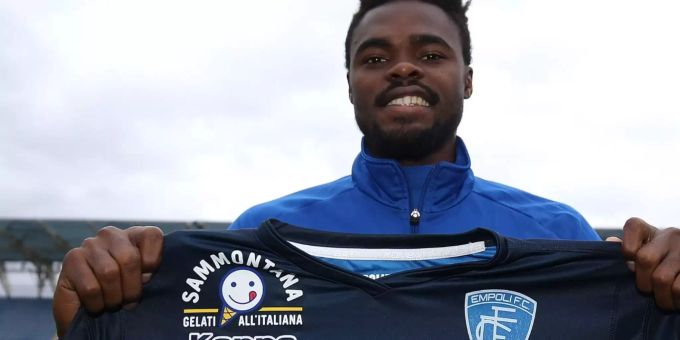Dimitri Oberlin präsentiert sein Trikot bei Empoli: der Schweizer Stürmer kam beim 2:2 gegen Chievo zu seinem Debüt in der Serie A. Dimitri Oberlin Empoli