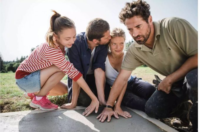 Galina (Anastasia Schewzowa), Pauline (Mélanie Thierry), Alex (Pierre Deladonchamps) und Samuel (Nuno Lopes) drücken ihren Abdruck in das Windturbinen-Fundament. Le Vente Tourne