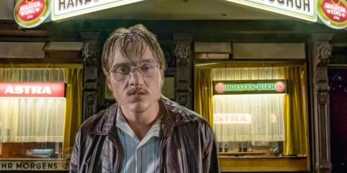 Jonas Dassler als Fritz Honka in einer Szene des Fatih-Akin-Films «Der goldene Handschuh». Foto: Gordon Timpen/2018 bombero/Berlinale Jonas Dassler als Fritz Honka in einer Szene des Fatih-Akin-Films «Der goldene Handschuh». Foto: Gordon Timpen/2018 bombero/Berlinale