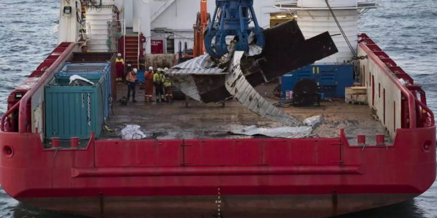 Das Bergungsschiff Geosund hebt vor der Nordwestküste der Niederlande einen Container vom Meeresboden. Gut einen Monat nach der Havarie des Containerschiffes «MSC Zoe» kommen die Bergungsarbeiten in der Nordsee gut voran. Foto: Peter Dejong/AP