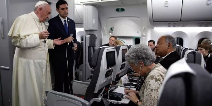 Der Papst in seinem Flugzeug von Panama Richtung Rom. Hier empfahl er Frauen, nach einer Abtreibung ein Lied zu singen, «das du nicht gesungen hast, das du ihm nicht singen konntest». Der Papst in seinem Flugzeug Richtung Rom.